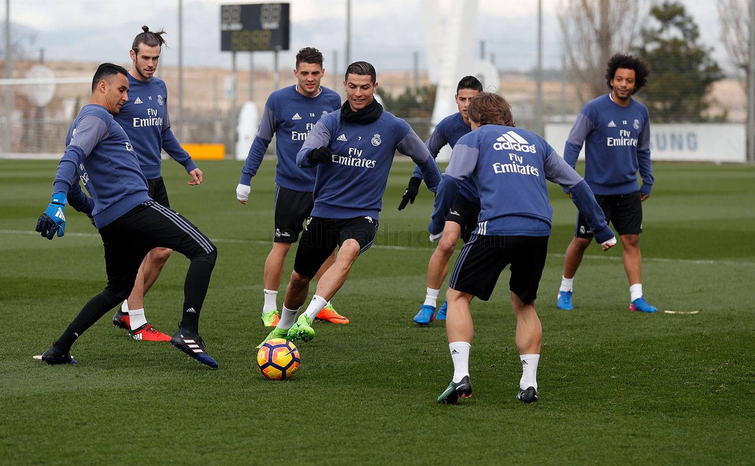 Ảnh bài viết Chùm ảnh: Ronaldo bị đồng đội "vờn" trên sân tập