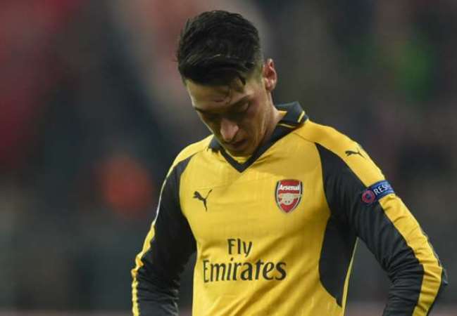 Ảnh bài viết HLV Wenger chỉ ra người khiến Mesut Oezil sa sút