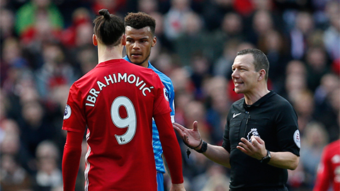Kinh hãi: Ibrahimovic bị đối thủ thẳng chân đạp ngay vào đầu 
