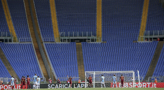 1.000 CĐV của Roma tới sân tập, nhưng Olimpico vẫn vắng người