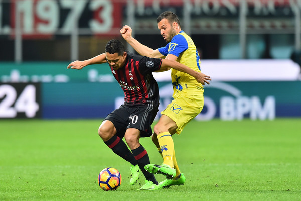 Đá hỏng pen, nhưng Bacca vẫn lập công đầu giúp Milan hạ gục Chievo