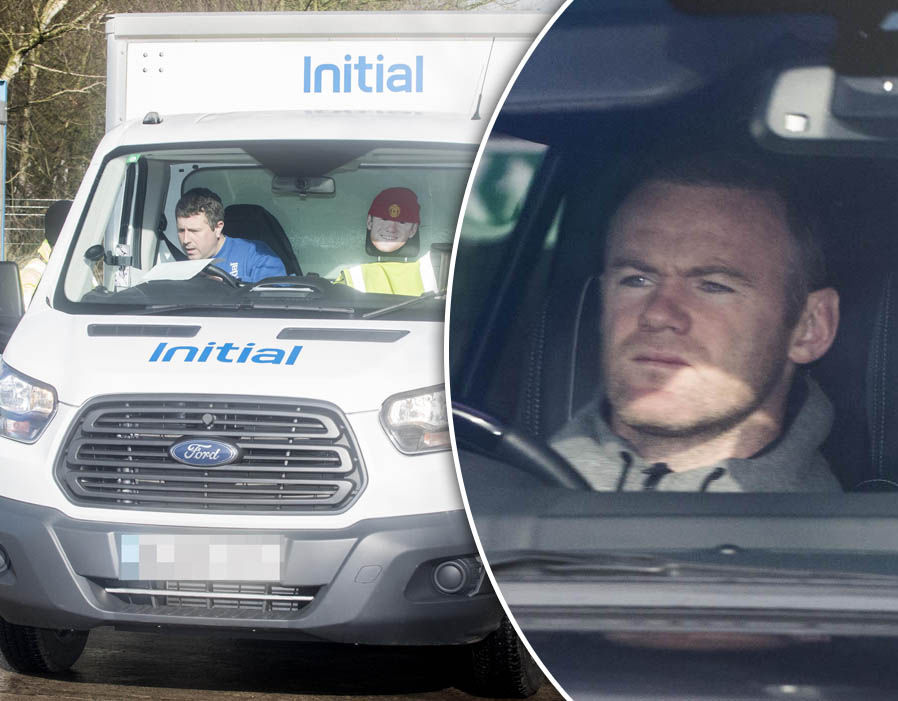 Ảnh bài viết Chùm ảnh: Rooney được đưa tới sân tập bằng xe chở hàng