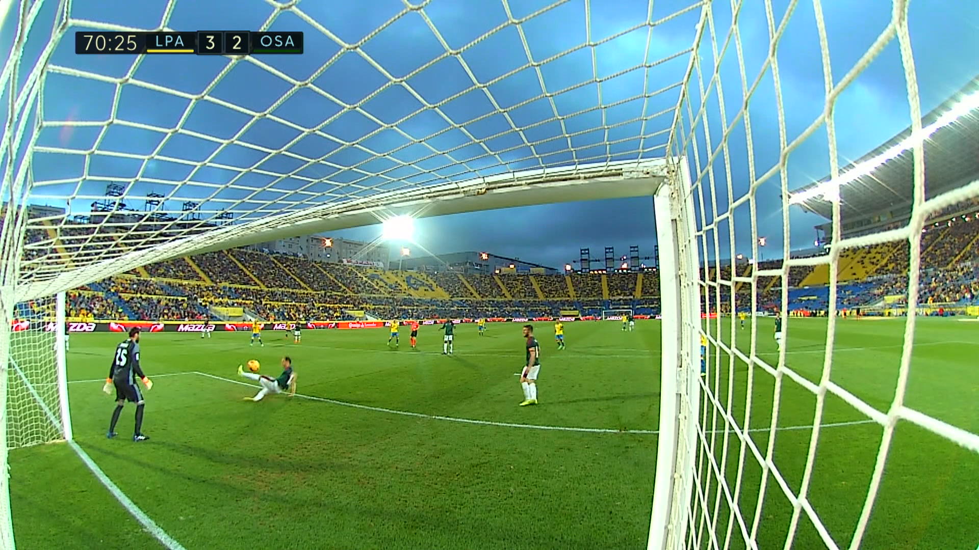 Hậu vệ La Liga đá phản lưới nhà ngớ ngẩn do trượt chân