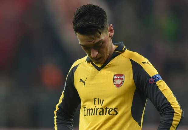 XÁC NHẬN: Oezil tiếp tục bị loại khỏi đội hình Arsenal