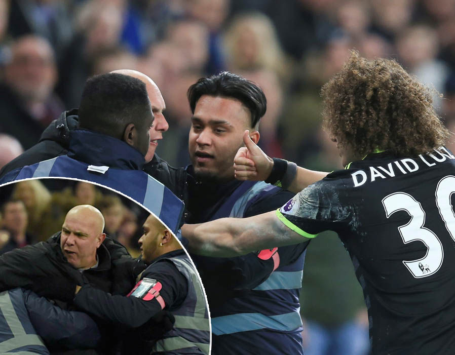 Ảnh bài viết Chùm ảnh: Hazard suýt bị CĐV West Ham 'tẩn' sau khi mở tỷ số