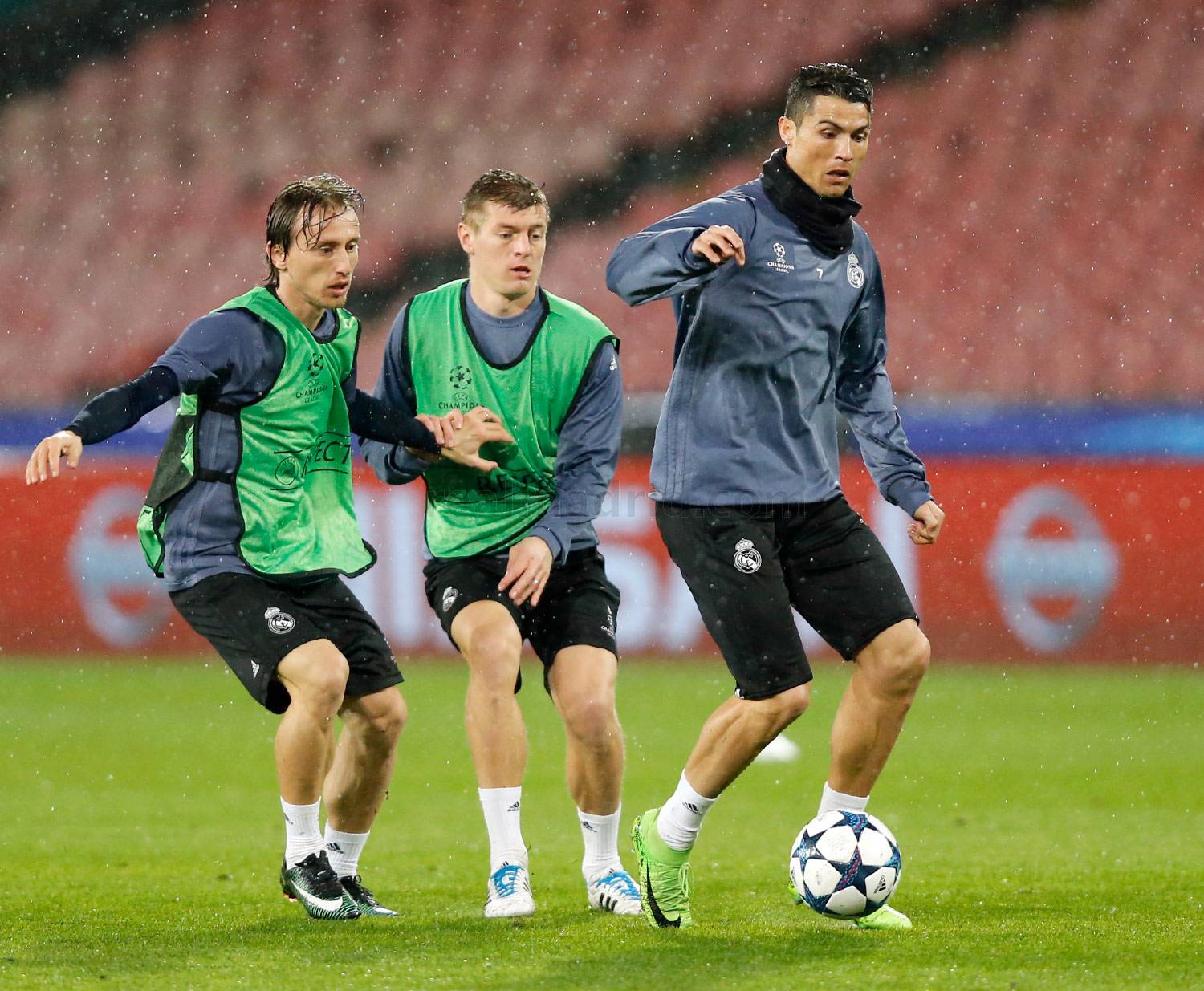 Ảnh bài viết Chùm ảnh: Ronaldo và đồng đội 'quần' nhau giữa cơn mưa nước Ý