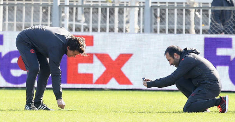 Ảnh bài viết Chùm ảnh: Mourinho soi từng cọng cỏ ngay khi Man Utd vừa tới Nga