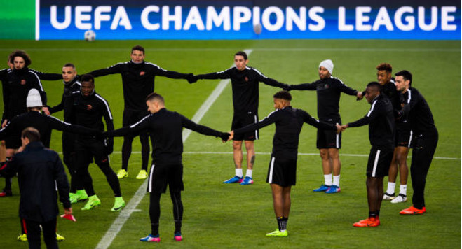 Chùm ảnh: Nối vòng tay lớn, PSG đã sẵn sàng tiễn biệt Barcelona