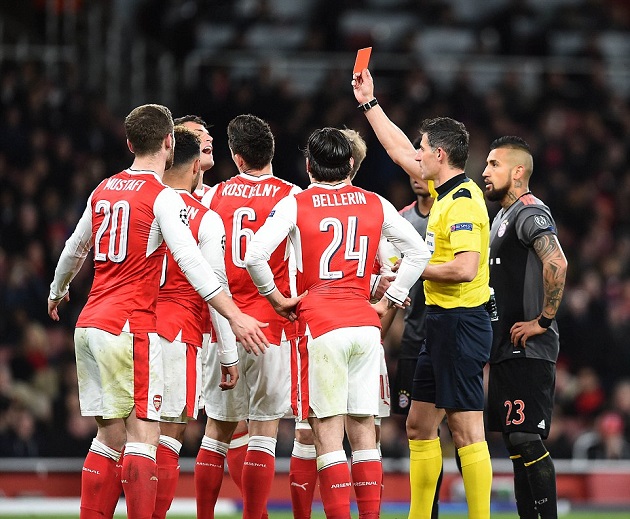 Koscielny "phá game", Pháo thủ tan tác trước nanh vuốt Hùm xám
