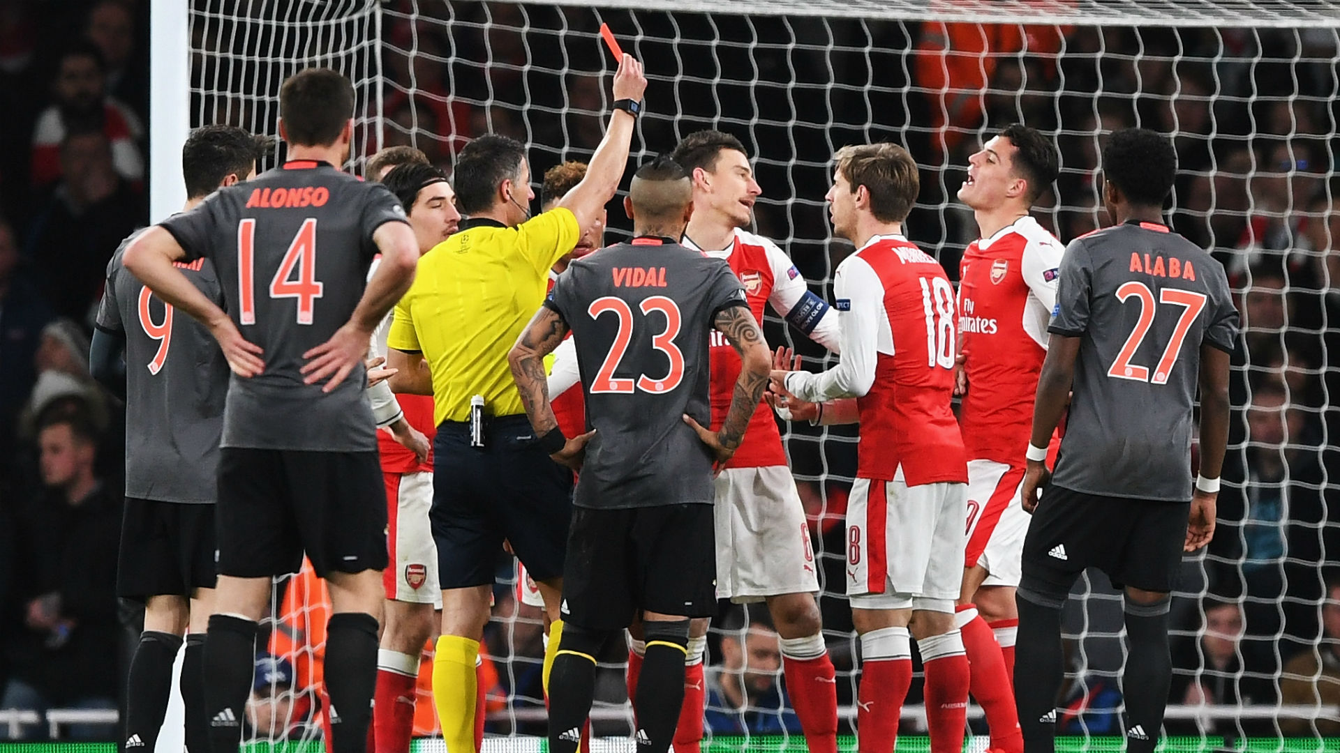 Thua thảm Bayern, HLV Wenger đổ lỗi trọng tài