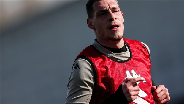 Ảnh bài viết CĐV mặc trời nắng nóng đứng xem sao 100 triệu euro tập luyện