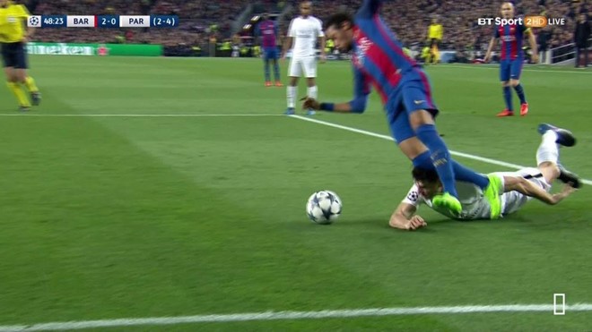 Thuyết âm mưu trọng tài giúp Barcelona ngược dòng