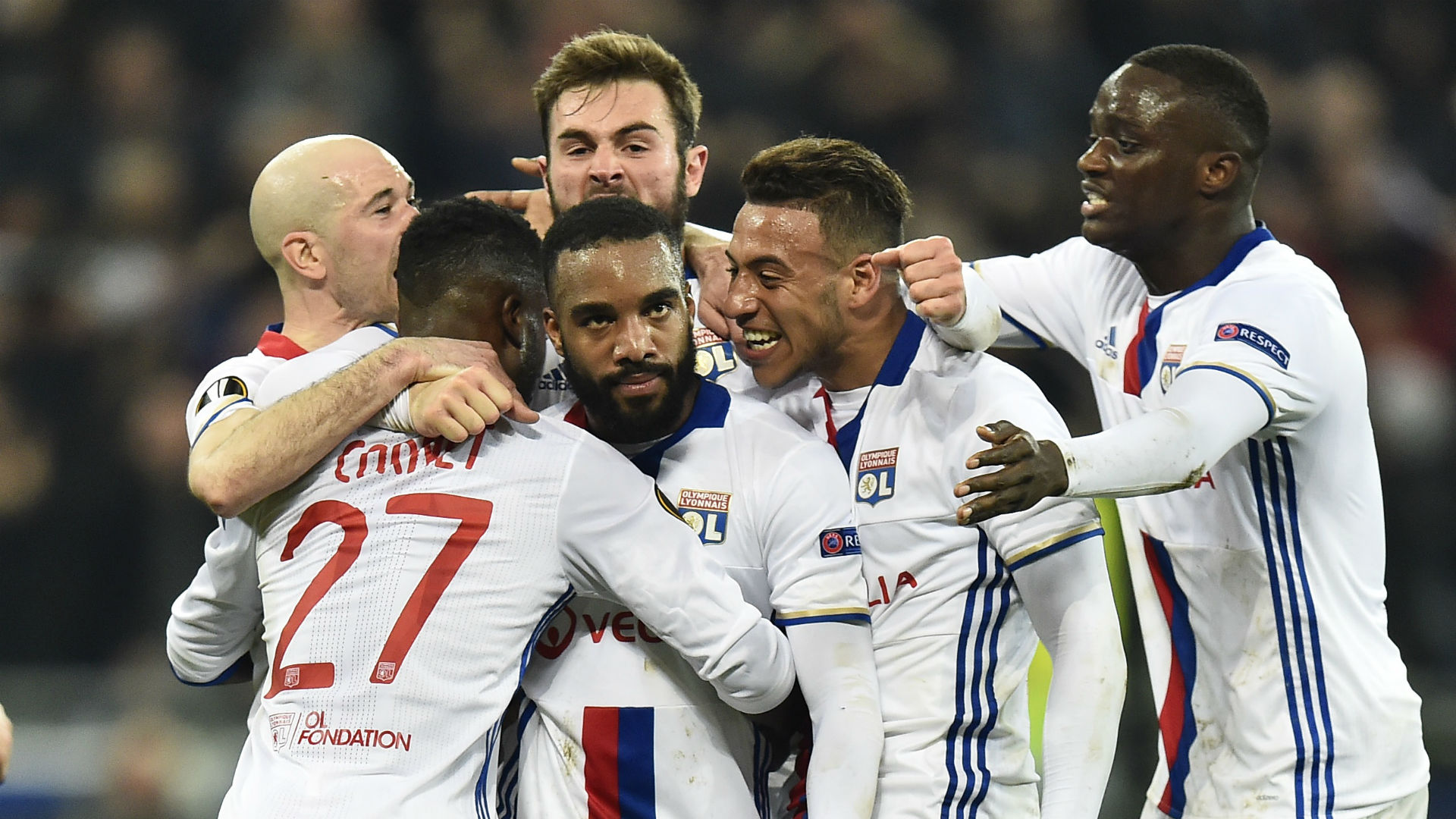 Lượt đi vòng 16 đội Europa League: Lyon rượt đuổi tỉ số kịch tính với Roma, Gladbach cầm hòa Schalke 04