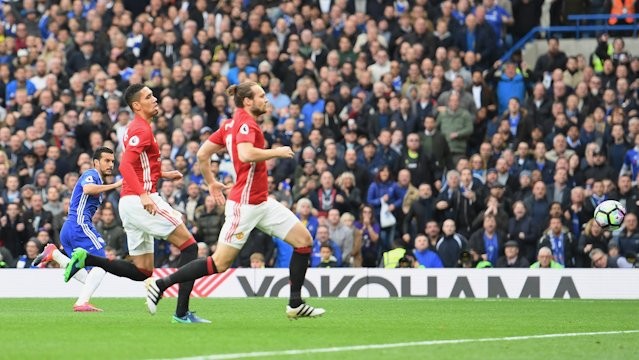 Mourinho & M.U bị Chelsea đá đểu không thương tiếc