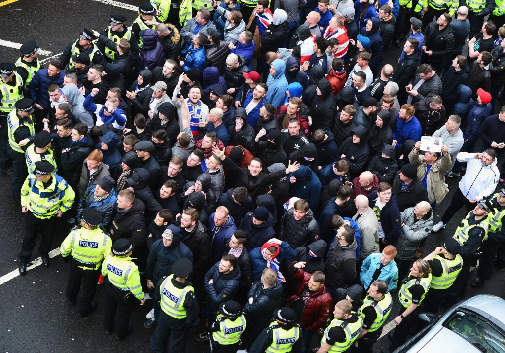 Chùm ảnh ấn tượng derby Old Firm: Hooligan, cảnh sát và sắc màu CĐV