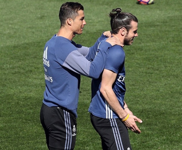 Ảnh bài viết Chùm ảnh: Bale thích thú khi được Ronaldo đích thân massage 