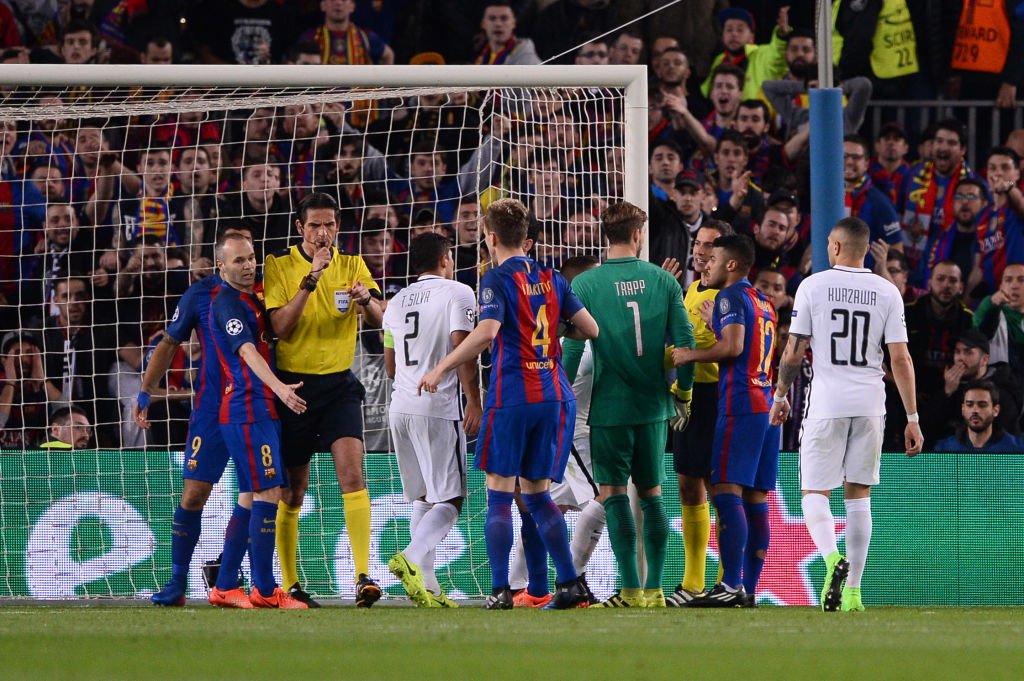 Hàng trăm ngàn CĐV đòi đá lại trận Barca-PSG
