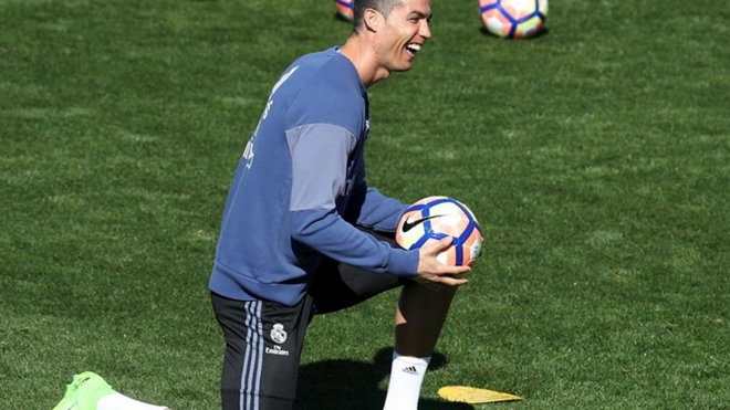 Bồ không mang bầu, Ronaldo vẫn lên chức bố