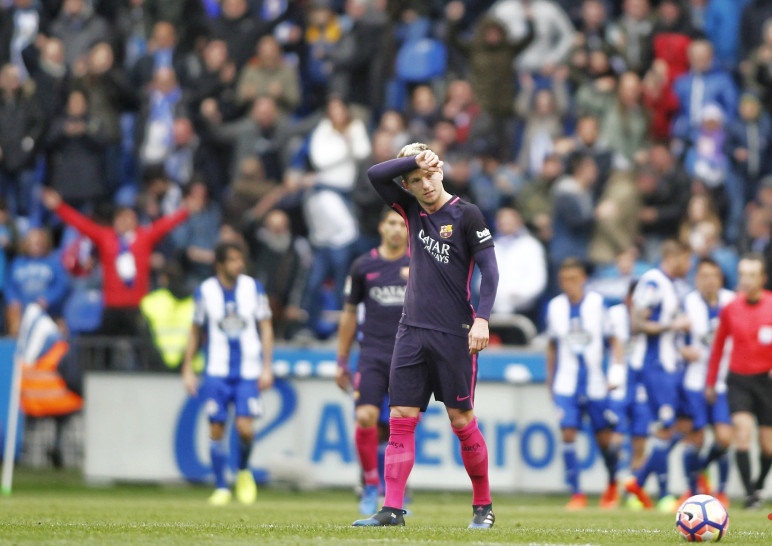 Thua Deportivo, CĐV Barcelona đòi đá lại