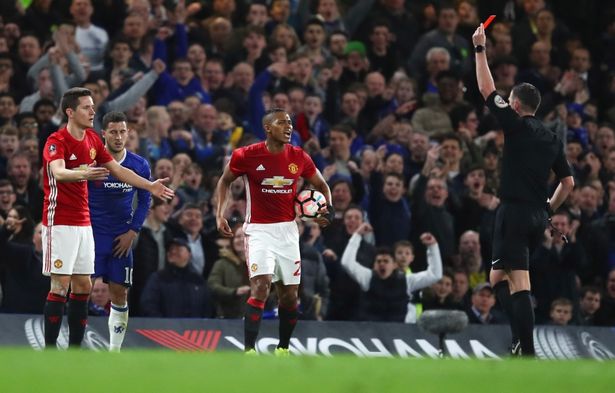 Man Utd thua, Mourinho 'nói mát' trọng tài