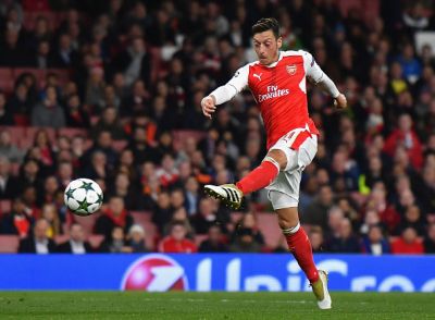 Pha hùng hổ hiếm thấy của Mesut Oezil vs Lincoln