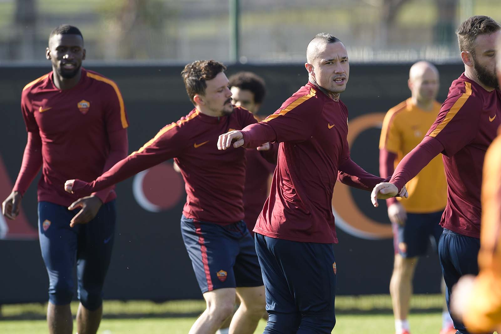 Ảnh bài viết Chùm ảnh: Phải ghi ít nhất 2 bàn trước Lyon,  AS Roma "lao đầu" vào tập luyện