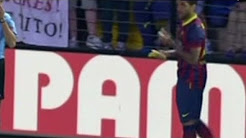 Ảnh bài viết Bị phân biệt sắc tộc, Dani Alves lột chuối ăn ngay trên sân