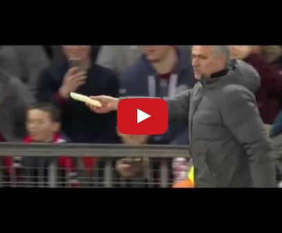 Ảnh bài viết Jose Mourinho đưa chuối cho Marcos Rojo ăn trong trận Rostov