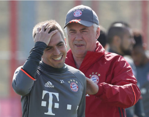 Ancelotti tận tình chăm sóc Lahm trên sân tập