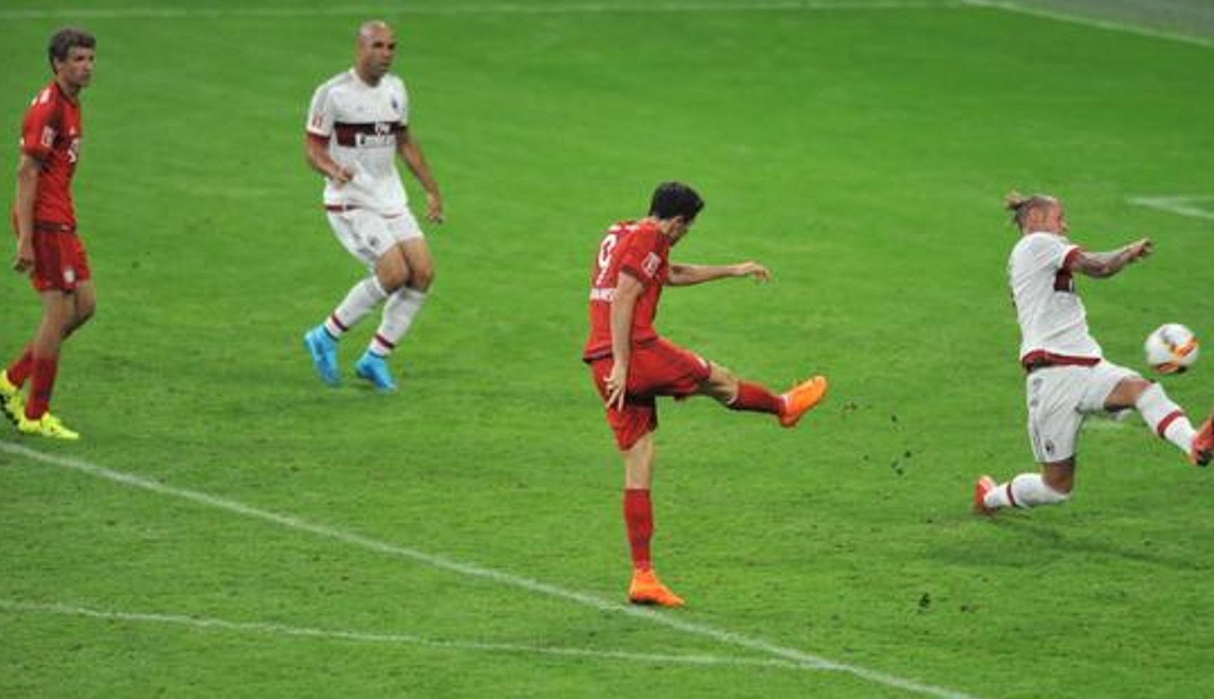 Ảnh bài viết Góc siêu phẩm: Lewandowski vô lê tung lưới AC Milan