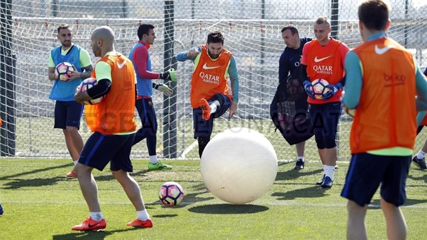 Ảnh bài viết Messi phấn khích khi được chơi cùng quả bóng khổng lồ 