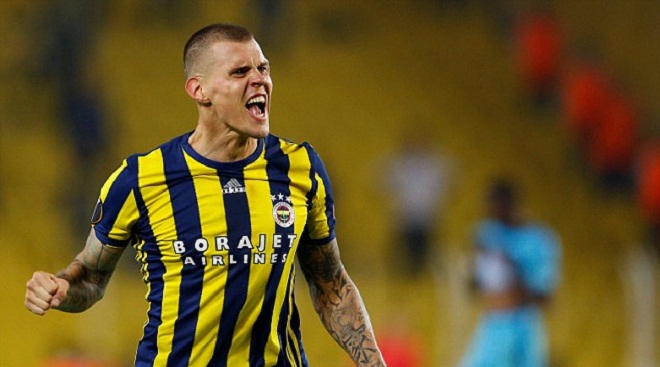 Siêu phẩm solo từ giữa sân của Martin Skrtel