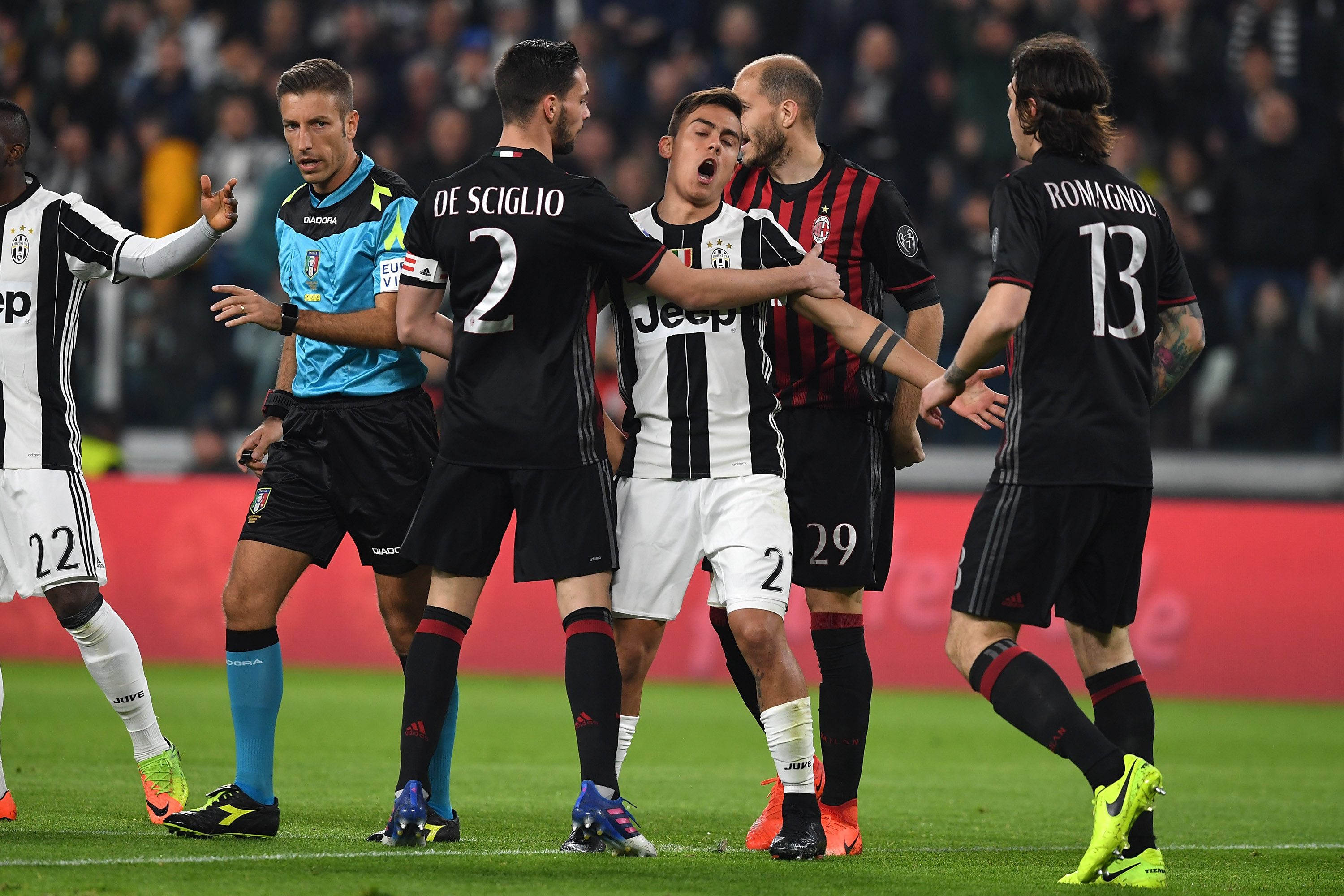 Trọng tài xử ép Milan nhận án phạt nặng đến hết mùa