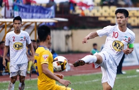 Ảnh bài viết Công Phượng nhiều lần cãi lại trọng tài, đạp bóng trúng cầu thủ SLNA