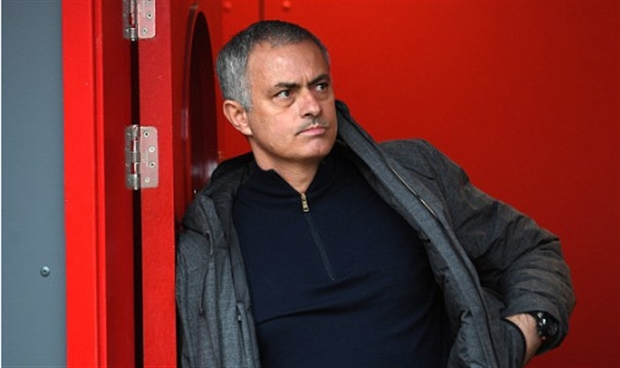Mourinho đầy căng thẳng quan sát địa hình tại sân Riverside 