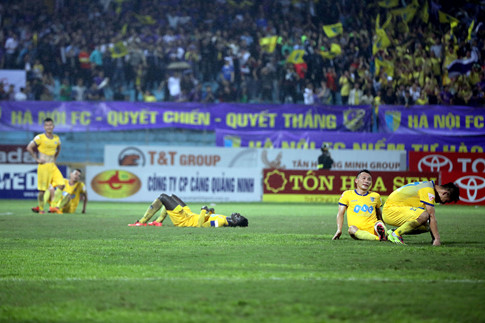 Tiến Thành đốt lưới, FLC Thanh Hóa đứt mạch bất bại trước ĐKVĐ Hà Nội FC