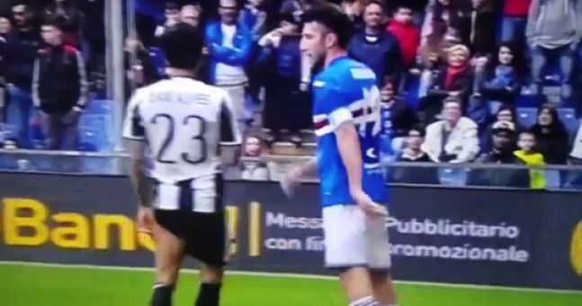 Dani Alves ôm mặt ăn vạ dù bị đánh nhẹ vào vai