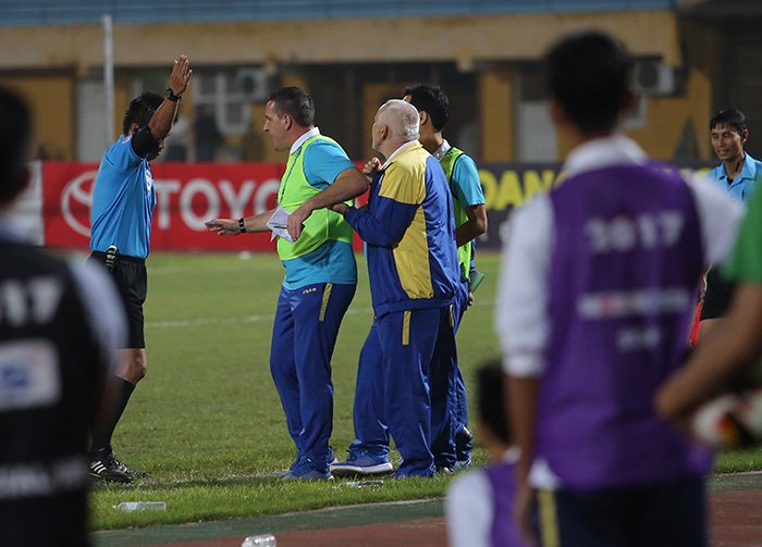 Ảnh bài viết FLC Thanh Hóa bị từ chối bàn thắng, HLV Petrovic đòi "xử" trọng tài