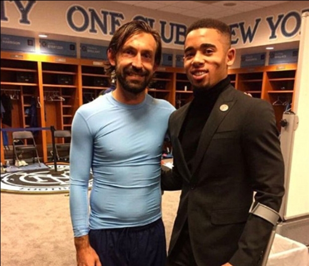Ảnh bài viết Gabriel Jesus chống nạng đi gặp mặt Pirlo trên đất Mỹ