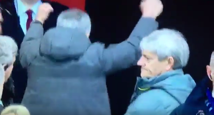 Ảnh bài viết Mourinho bị chỉ trích thậm tệ vì bỏ vào đường hầm sớm