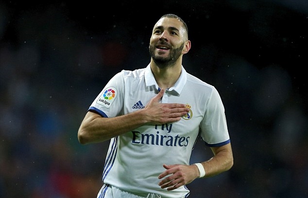 'Hồi sinh', Benzema nhận quà từ Real
