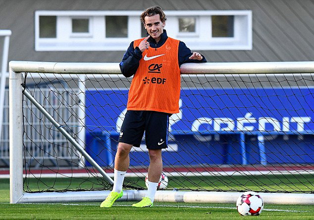 Ảnh bài viết Đồng đội căng sức tập luyện, Griezmann vô tư tạo dáng chụp ảnh