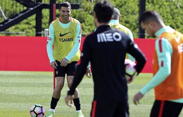 Ảnh bài viết Ronaldo bẽn lẽn trêu đùa cùng đồng đội 