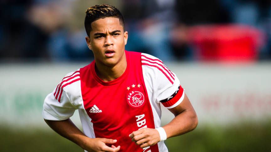 Con trai Kluivert thần tượng Ronaldo, muốn khoác áo Barcelona