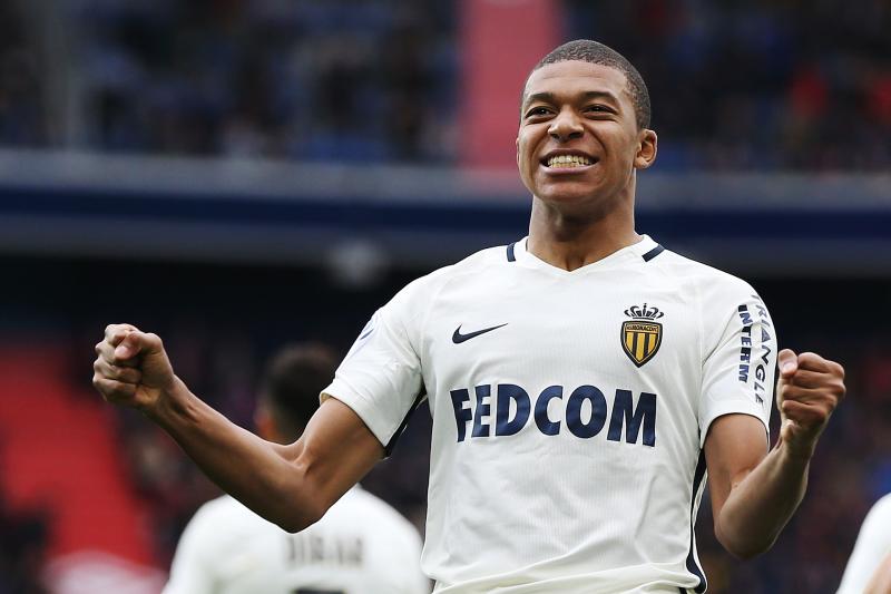 Điểm tin sáng 23/03: Mbappe có giá hơn 110 triệu; Sanchez, Oezil hứng "gạch đá"