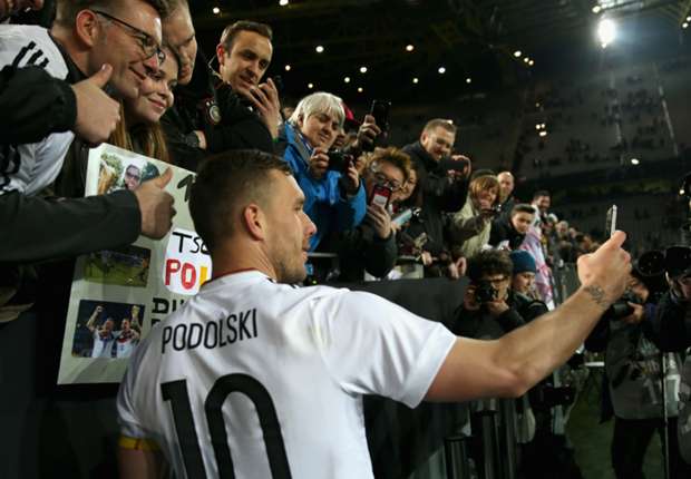Người hùng Podolski nói gì trong ngày chia tay cảm xúc?