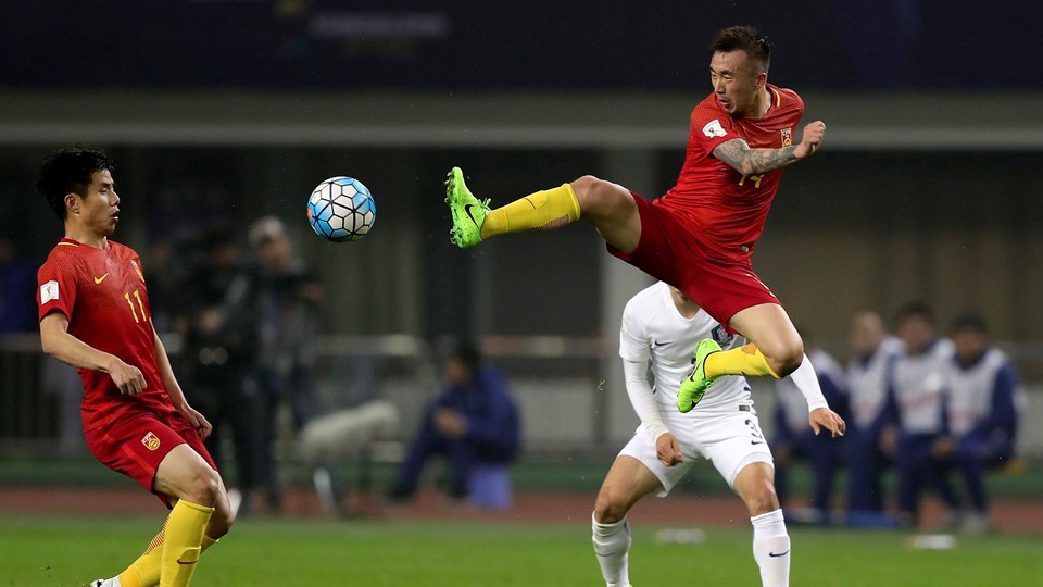 Ảnh bài viết Chùm ảnh: Gã đầu bạc tung độc chiêu, Trung Quốc le lói hy vọng World Cup