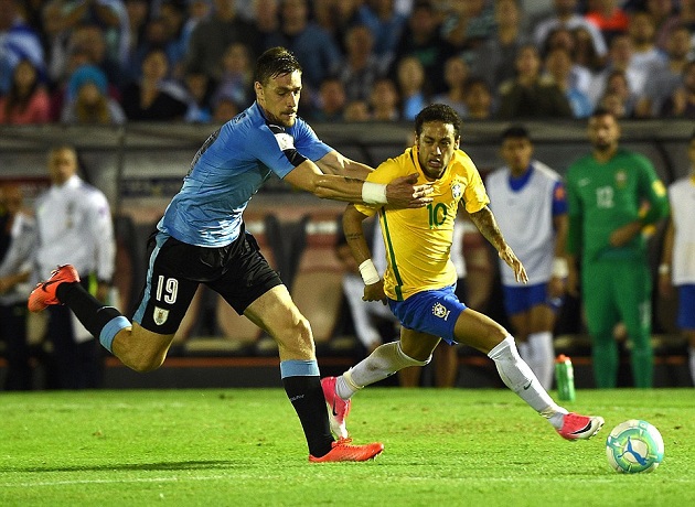 Hat-trick của Paulinho nhấn chìm Uruguay