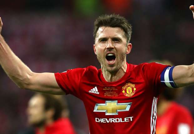 "Tuổi tác không vấn đề, M.U phải gia hạn với Carrick"
