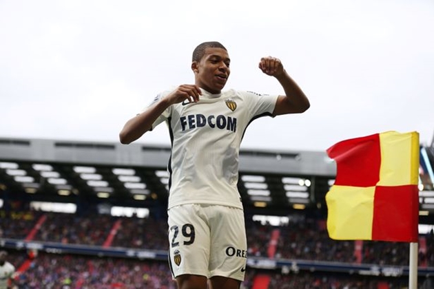 Khuyên Mbappe, Benzema tỏ rõ 'khí chất đàn anh'